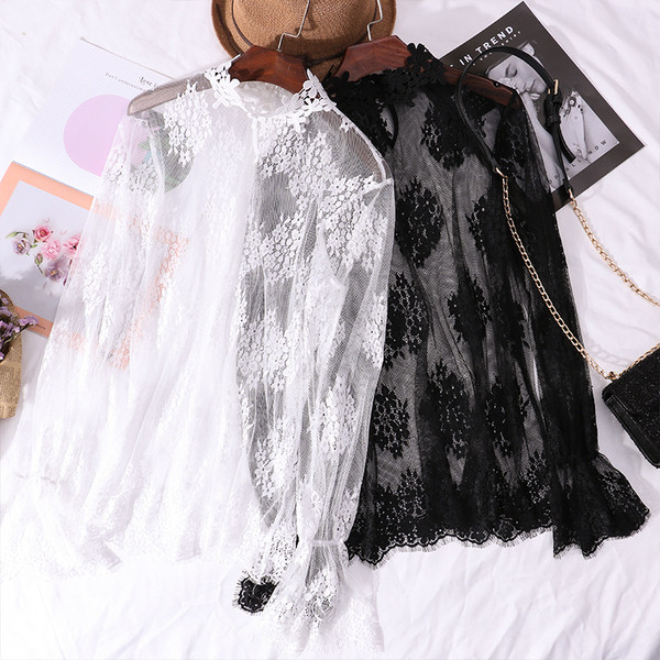 Modern átlátszó női blúz fehér és fekete színben, hímzéssel