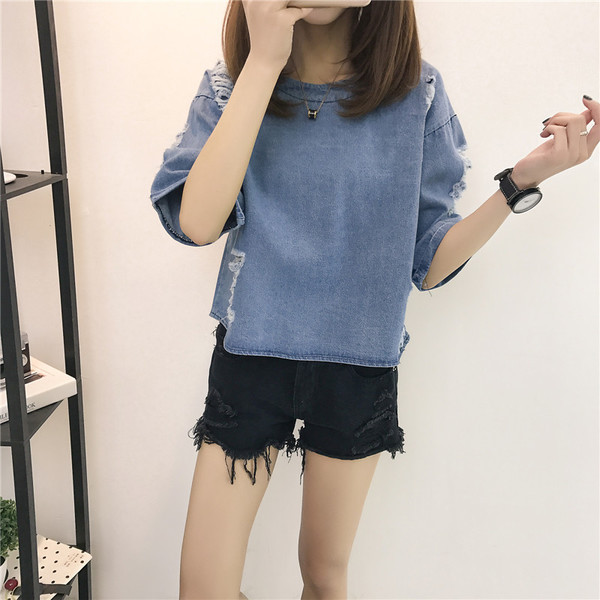 Aktuális női farmerblúz szakadt motívumokkal, két színben