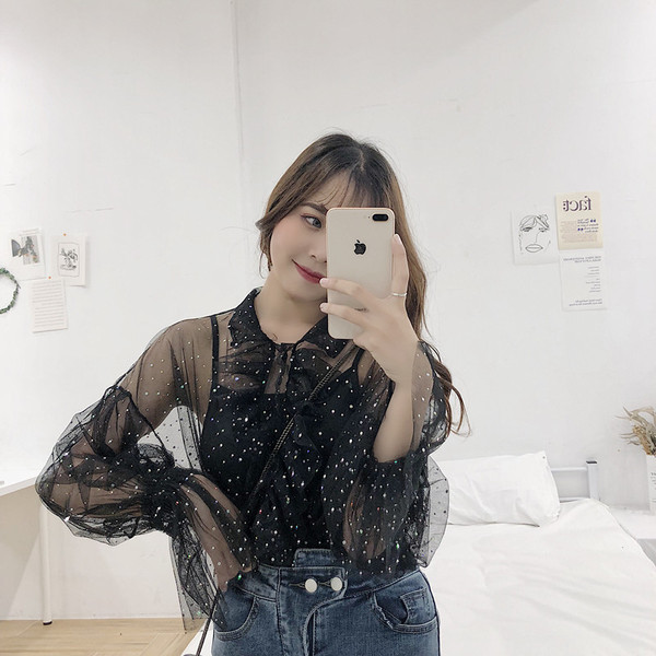 Egy éteri női ing krém-fekete szalaggal