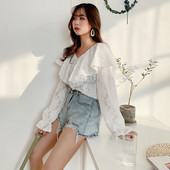 Stílusos női blúz V-nyakkal és három színben hímzéssel