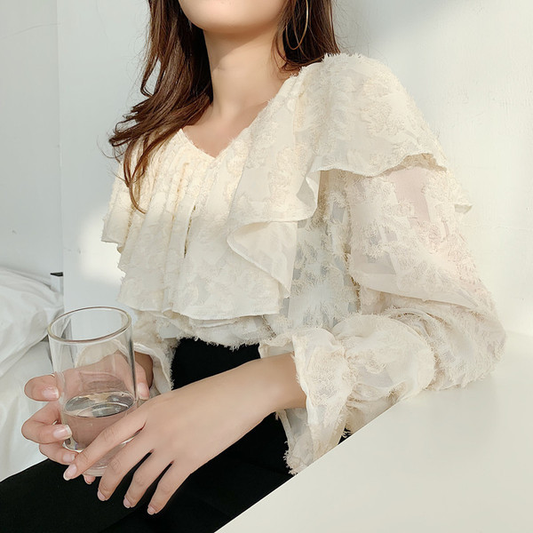 Stílusos női blúz V-nyakkal és három színben hímzéssel