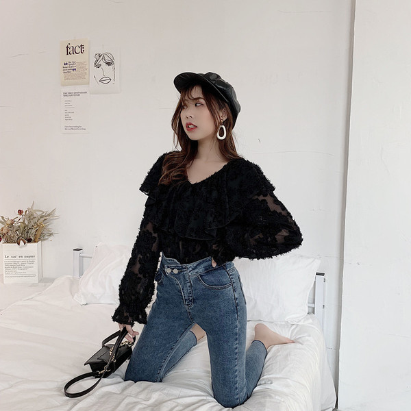 Stílusos női blúz V-nyakkal és három színben hímzéssel