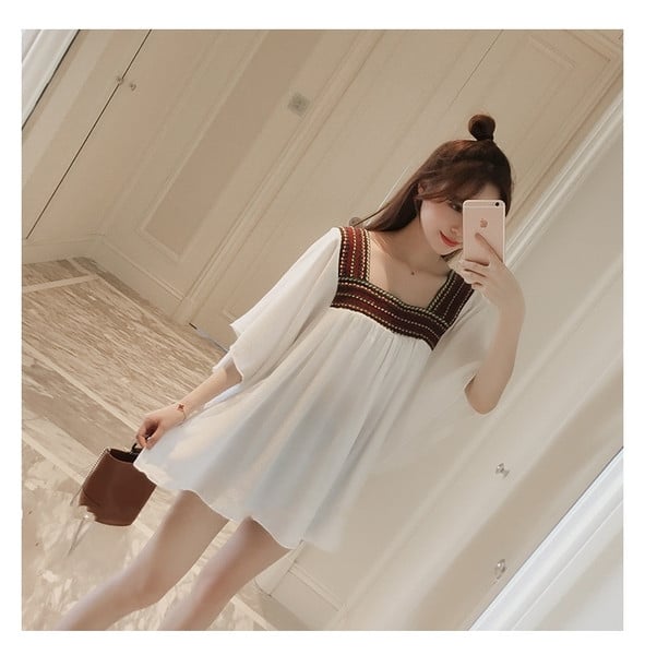 Μοντέρνο γυναικείο χιτώνα σε μαύρο και άσπρο χρώμα