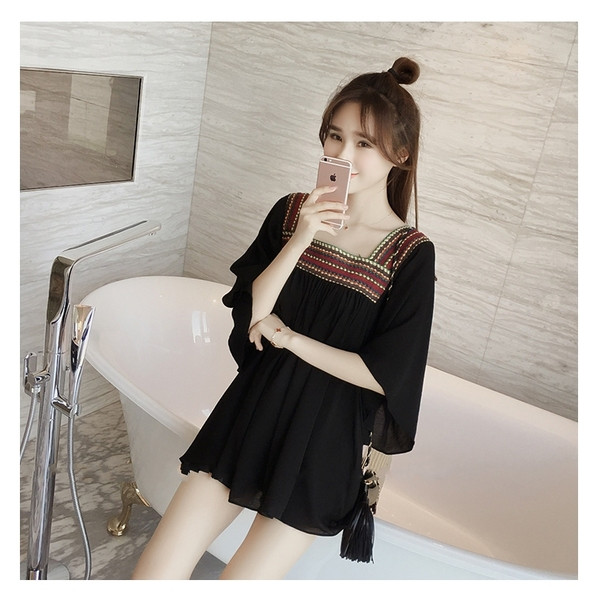 Μοντέρνο γυναικείο χιτώνα σε μαύρο και άσπρο χρώμα