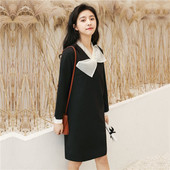 Modern női ruha fekete színben, szalaggal