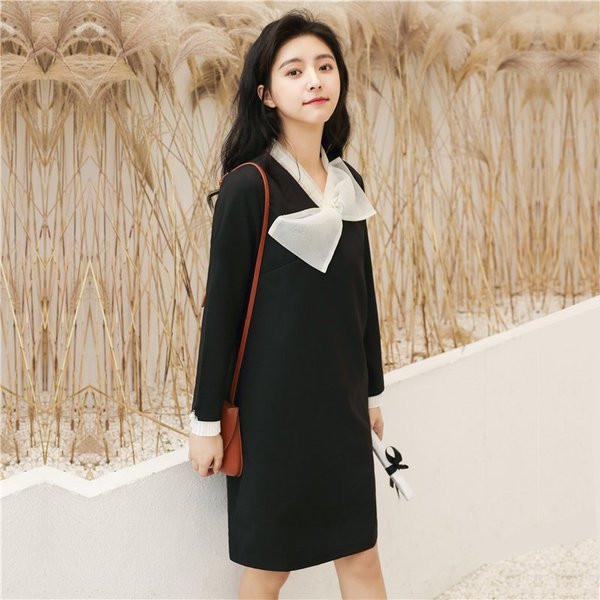 Modern női ruha fekete színben, szalaggal