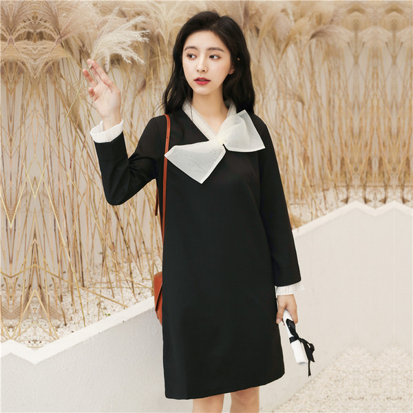 Modern női ruha fekete színben, szalaggal