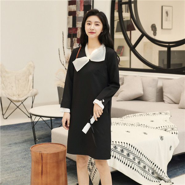 Modern női ruha fekete színben, szalaggal