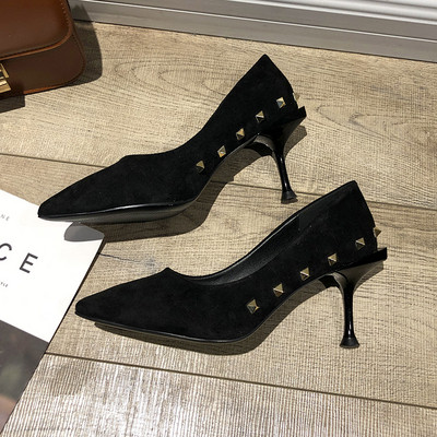 Női magassarkú cipő kihegyezett modellje két színben