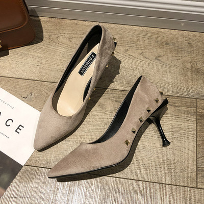 Női magassarkú cipő kihegyezett modellje két színben