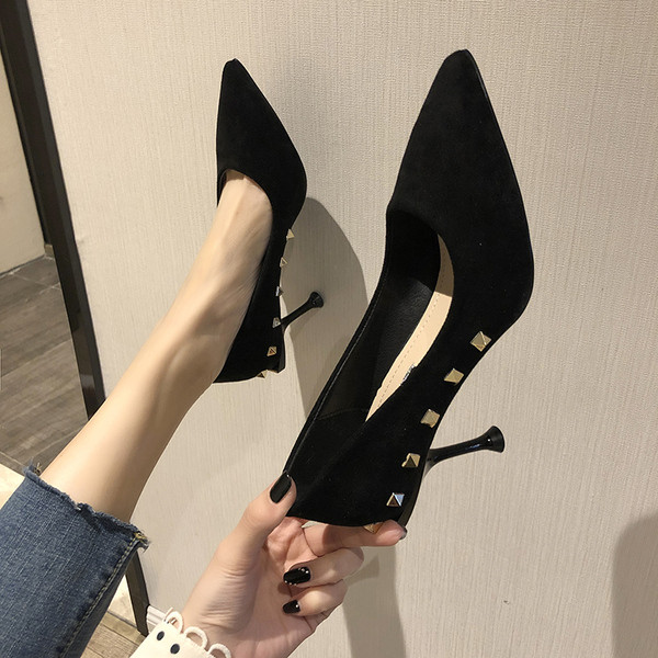 Női magassarkú cipő kihegyezett modellje két színben