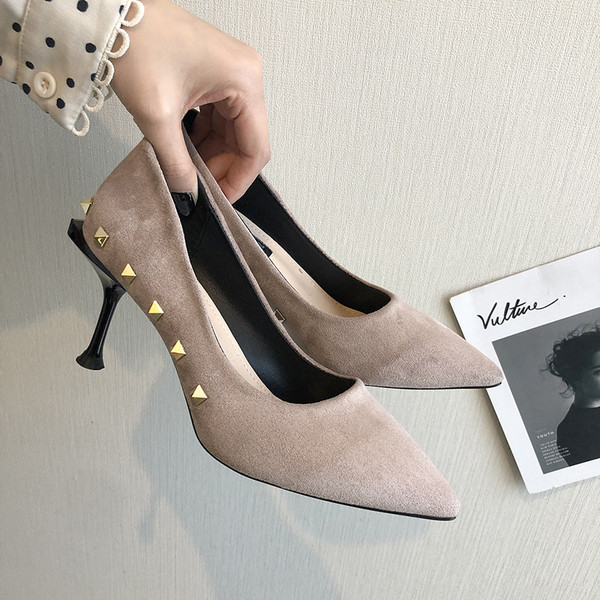 Női magassarkú cipő kihegyezett modellje két színben