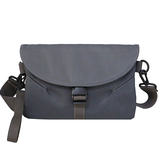 Férfi hétköznapi táska három színben, levehető pánttal