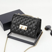 Elegáns női táska fémlánccal