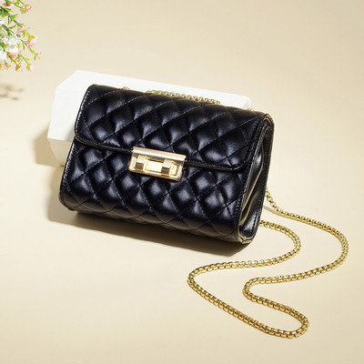 Elegáns női táska fémlánccal