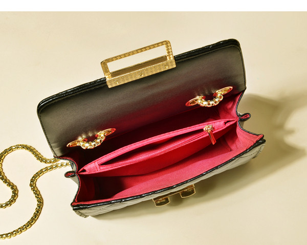 Elegáns női táska fémlánccal