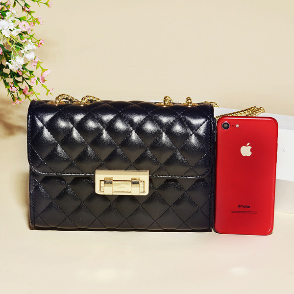 Elegáns női táska fémlánccal