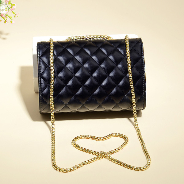 Elegáns női táska fémlánccal