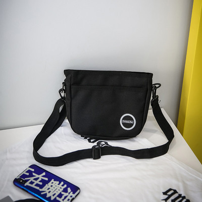 Modern férfi kistáska három színben emblémával