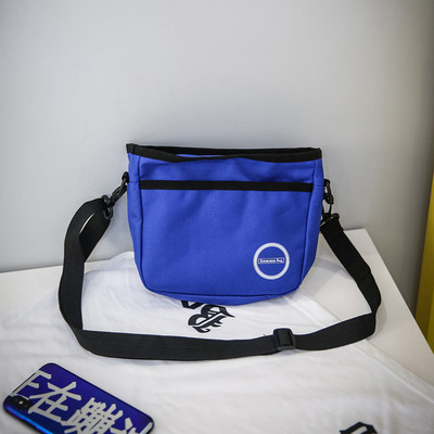 Modern férfi kistáska három színben emblémával