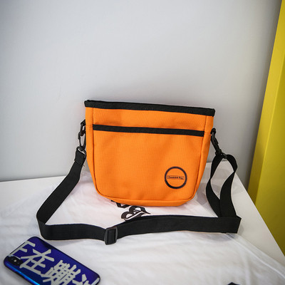 Modern férfi kistáska három színben emblémával