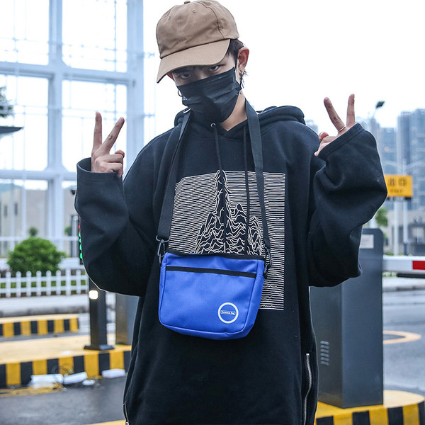 Modern férfi kistáska három színben emblémával