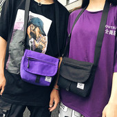 Mindennapi férfi kis táska emblémával és több zsebbel