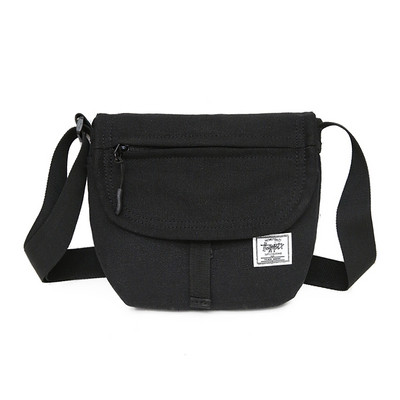 Mindennapi férfi kis táska emblémával és több zsebbel