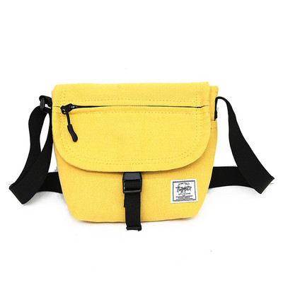 Mindennapi férfi kis táska emblémával és több zsebbel