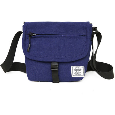 Mindennapi férfi kis táska emblémával és több zsebbel