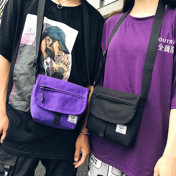 Mindennapi férfi kis táska emblémával és több zsebbel