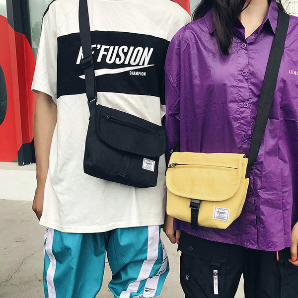 Mindennapi férfi kis táska emblémával és több zsebbel