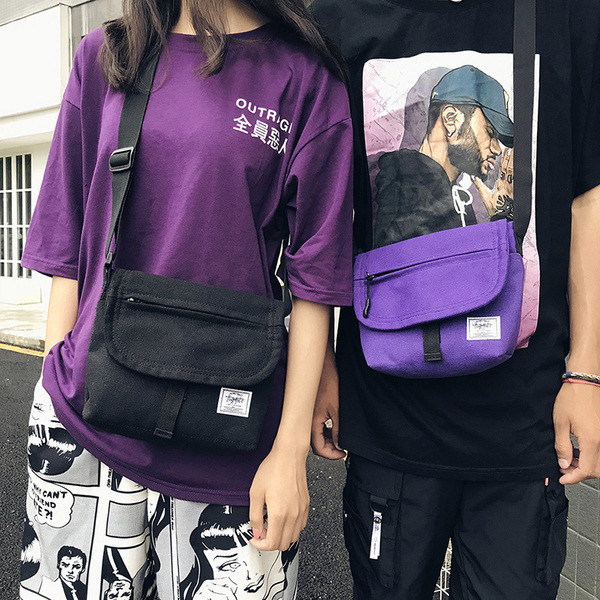 Mindennapi férfi kis táska emblémával és több zsebbel