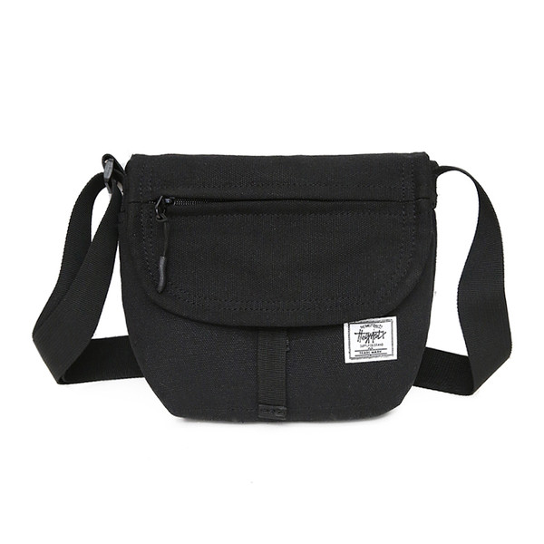 Mindennapi férfi kis táska emblémával és több zsebbel