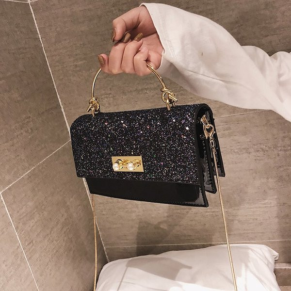 Κομψή γυναικεία τσάντα σε τρία χρώματα με μεταλλική στερέωση