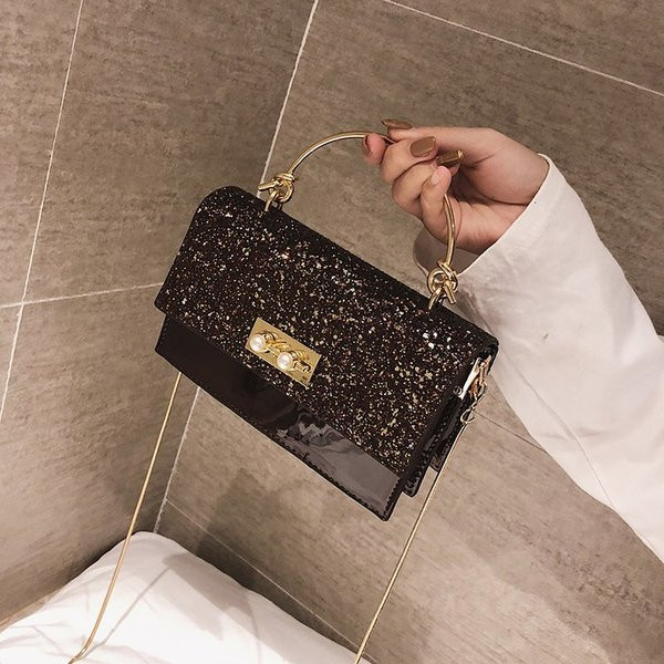 Κομψή γυναικεία τσάντα σε τρία χρώματα με μεταλλική στερέωση