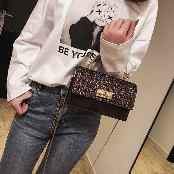 Κομψή γυναικεία τσάντα σε τρία χρώματα με μεταλλική στερέωση