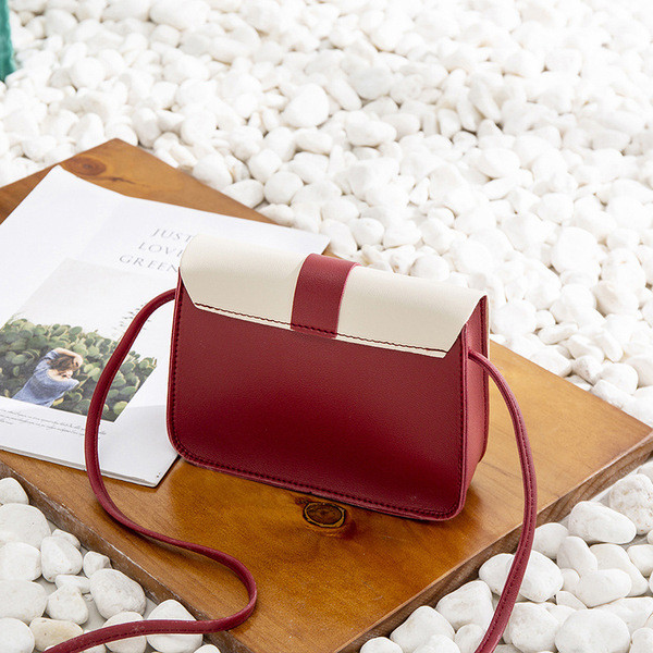 Új modell női táska medállal és fém csattal több színben