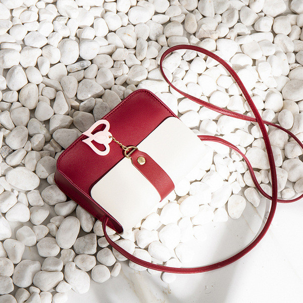 Új modell női táska medállal és fém csattal több színben