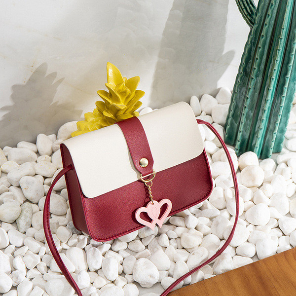 Új modell női táska medállal és fém csattal több színben