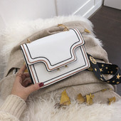 Stílusos női táska több színben fém csattal