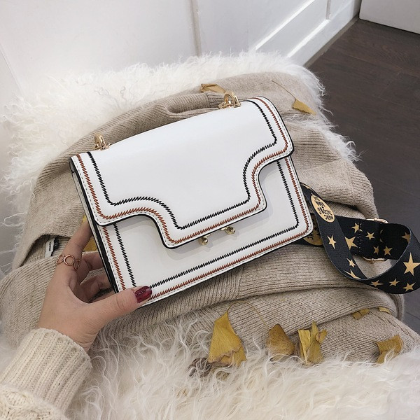 Stílusos női táska több színben fém csattal