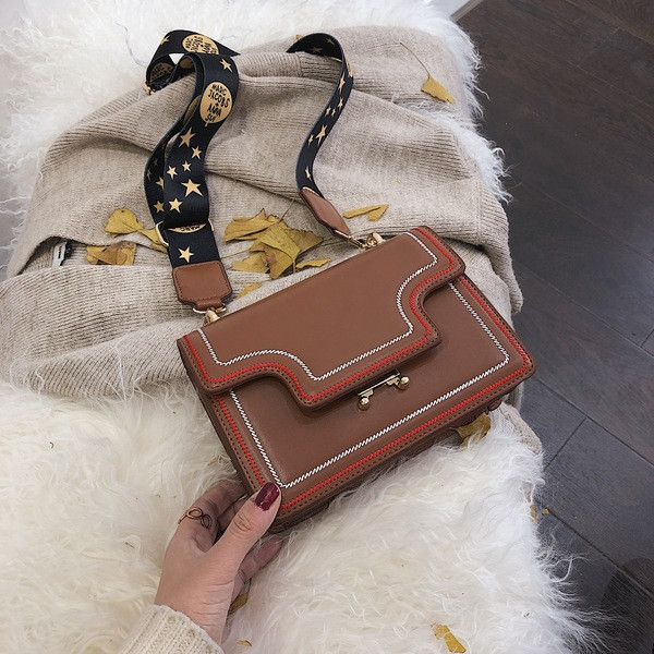 Stílusos női táska több színben fém csattal