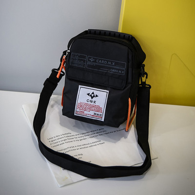 Modern férfi táska több színben emblémával