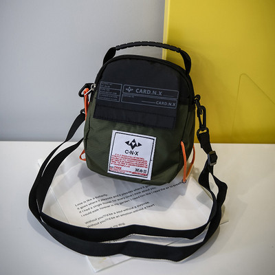 Modern férfi táska több színben emblémával