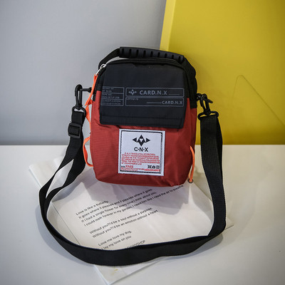 Modern férfi táska több színben emblémával