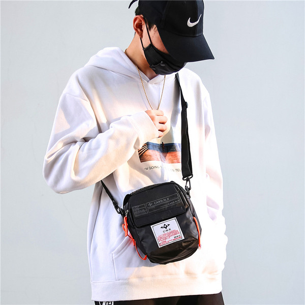 Modern férfi táska több színben emblémával