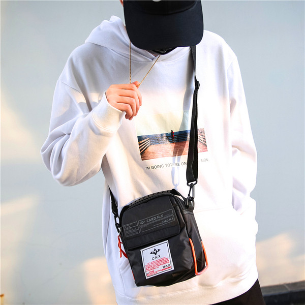 Modern férfi táska több színben emblémával