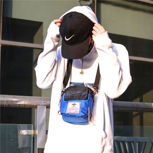 Modern férfi táska több színben emblémával