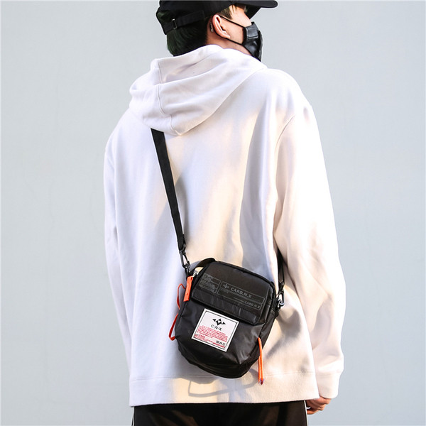 Modern férfi táska több színben emblémával